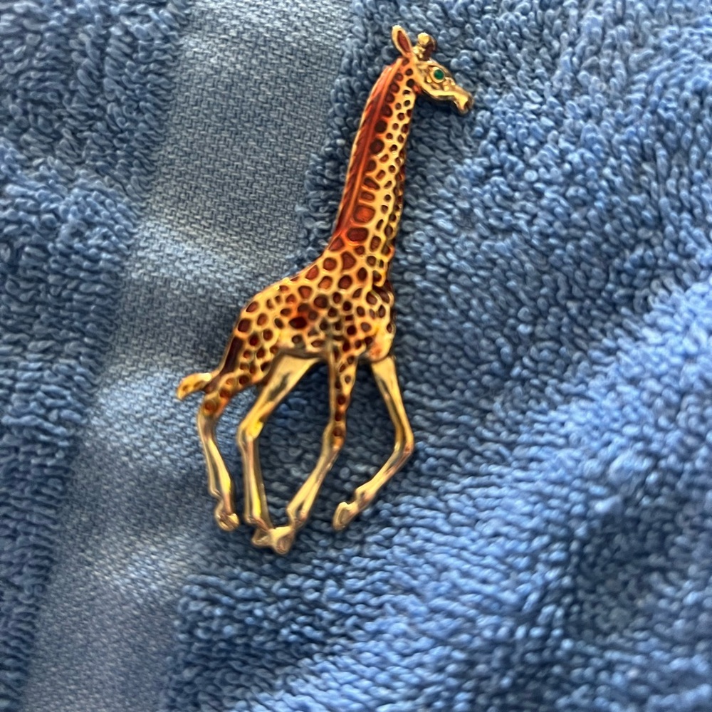 Giraffe Enamel Pin